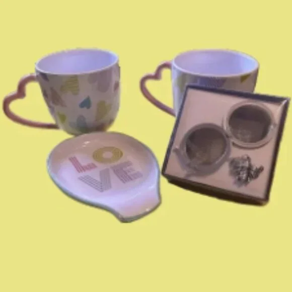 heart-printed pink cups and spoon rest, along with the cute bumble bee tea ball - Picture 3 of 6